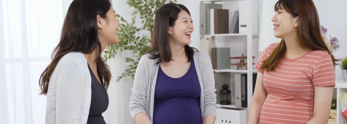 woman taking antenatal course